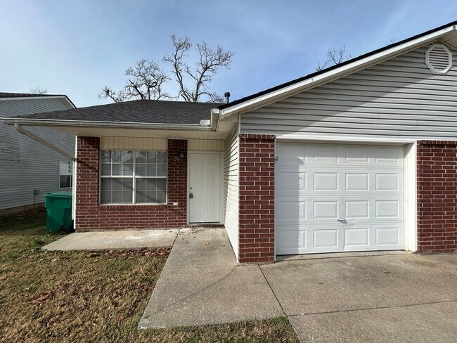 Building Photo - Duplex with Garage - Minutes from Downtown Rogers Unit 504