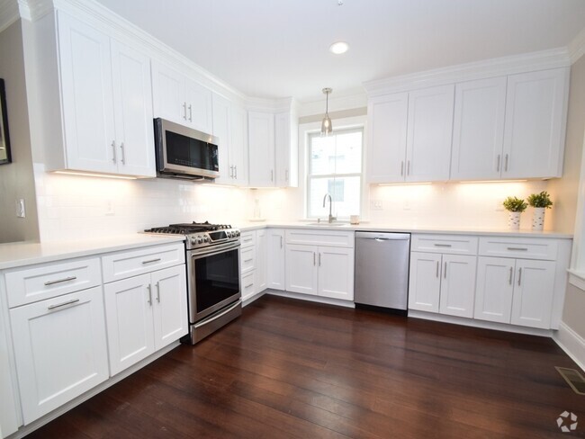 Building Photo - 41 Wenham St Unit 2 Rental