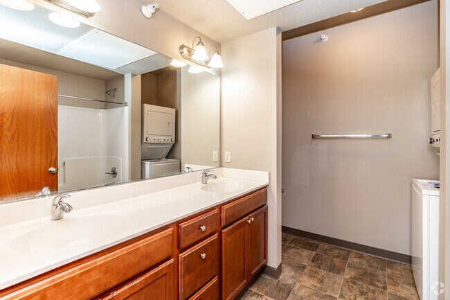3BR, 2BA - 961 SF