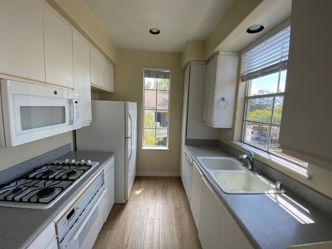 Building Photo - 2 Bedroom, 2 Full Bath in Carmel Valley