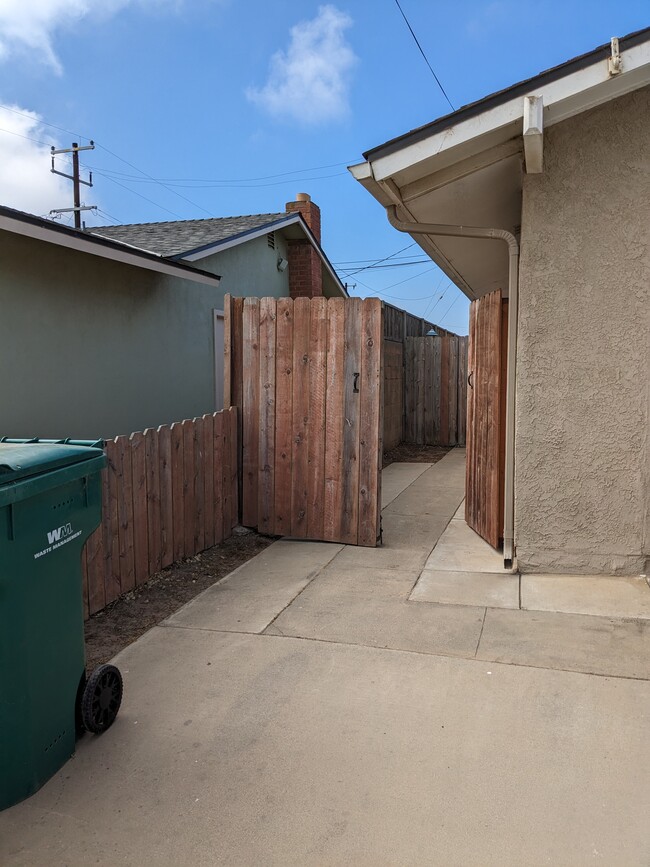 Building Photo - 2020 Tanglewood Dr Unit 2020 tanglewood  b