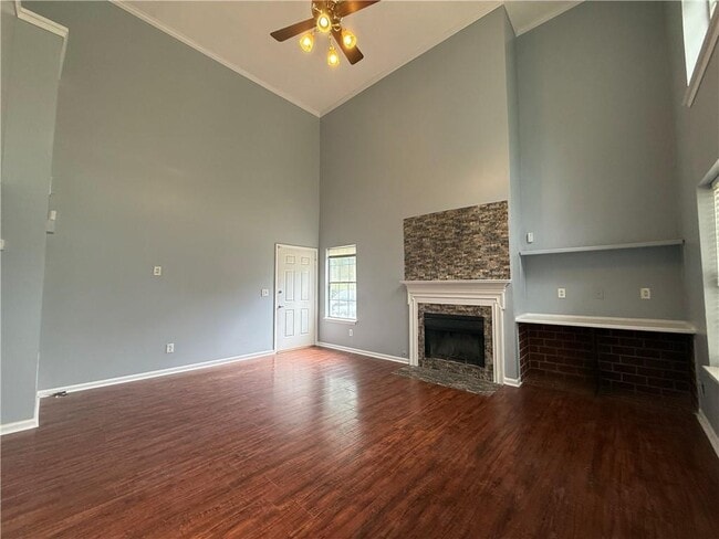 Photo - 1024 Wiltshire Way NW