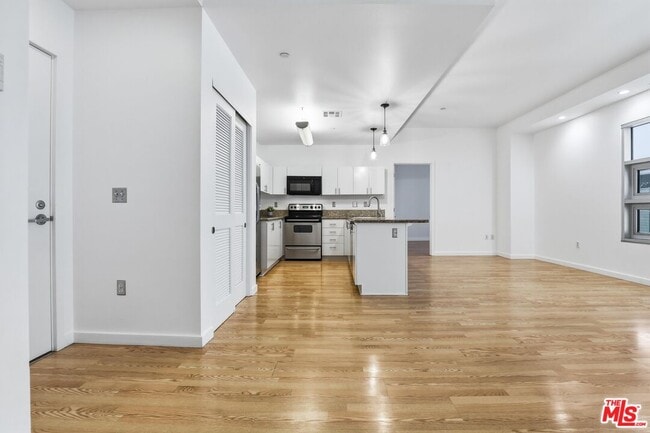 Photo - 630 W 6th St Unit 310