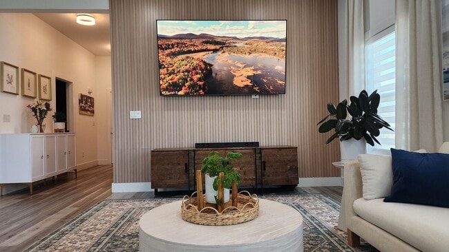 Building Photo - Beautifully maintained home