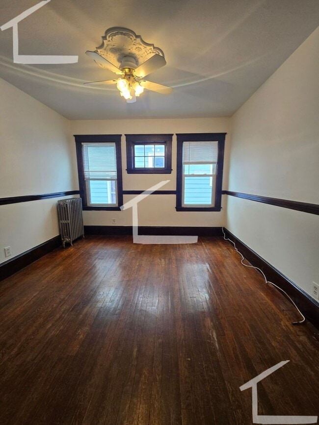 Building Photo - 2BR 1Bth unit. Great location! Laundry in building!