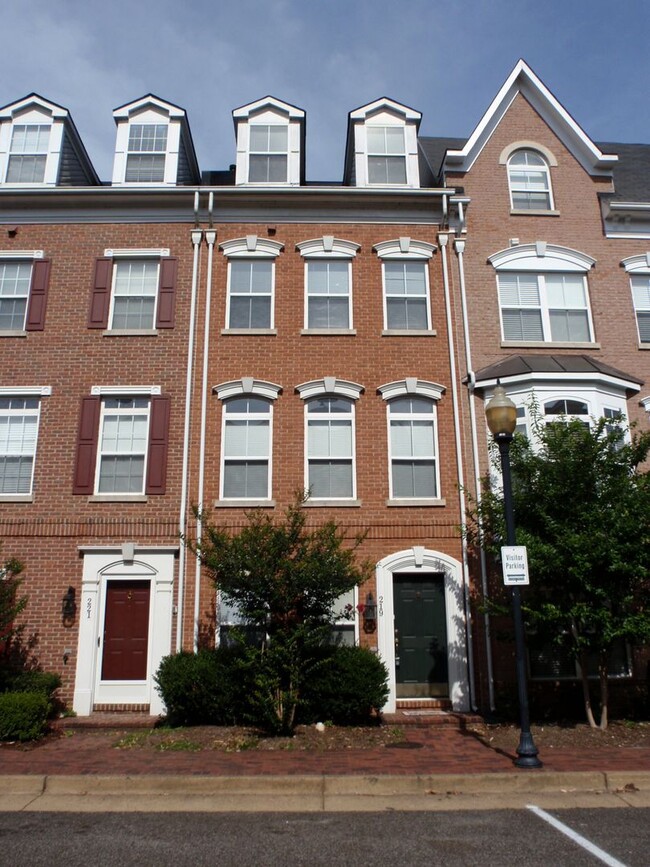 Spacious 3 bed 2.5 Bath Brick Townhouse in... - Spacious 3 bed 2.5 Bath Brick Townhouse in...