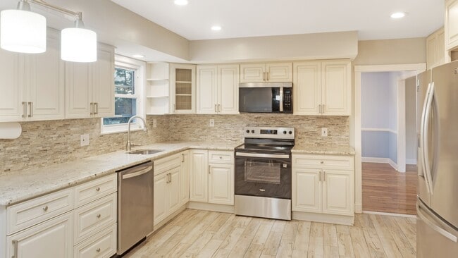 Photo - 3210 Kennedy Rd