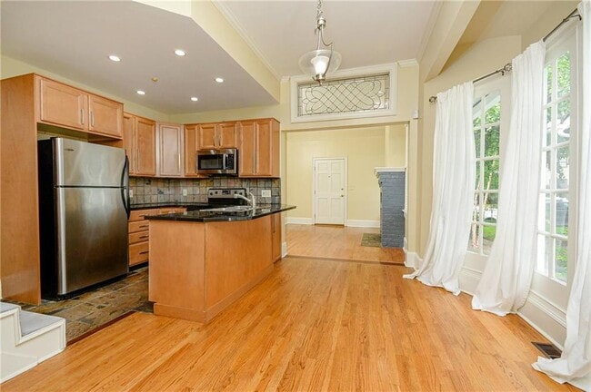 327 4th St NE