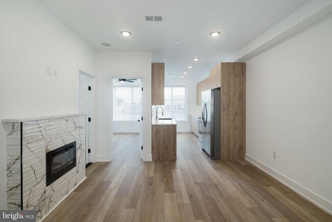 Building Photo - 2000 N Front St Unit 5