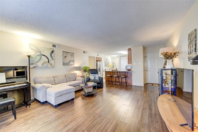 Photo - 1901 S Voss Rd Unidad 4