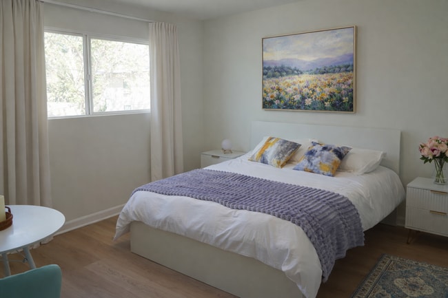 Ropa de cama nueva, colchones nuevos y aire acondicionado de pared en cada habitación. - 5860 Hazeltine Ave Unidad 8-2