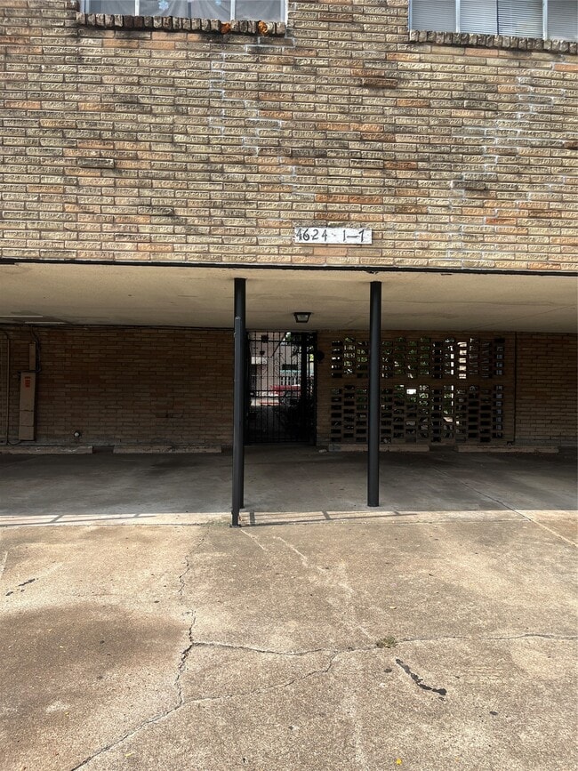 Building Photo - 4624 Bell St Unit 2