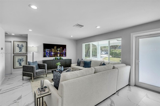 Photo - 465 NW 11th St