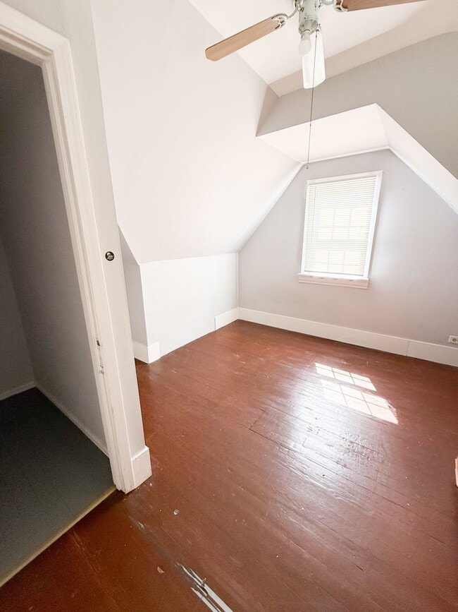 Photo - 3 Bedroom/1 Bathroom with Fenced-in Backyard!