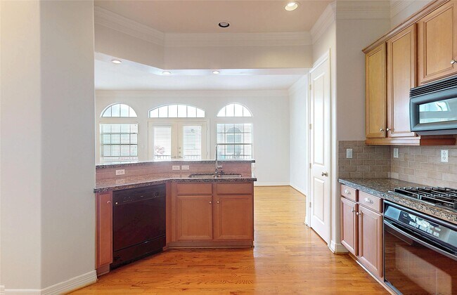 Photo - 5914 Center St