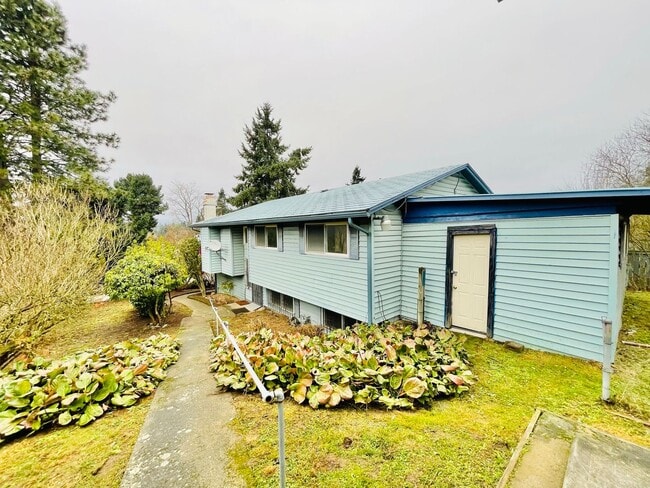 Building Photo - Tranquil House on Quiet South Delridge Street!