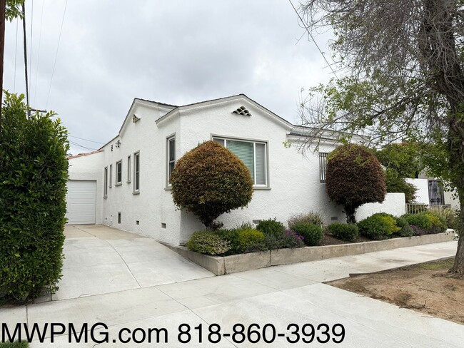 Ideally situated 2-Bed 2-Bath HOME - Ideally situated 2-Bed 2-Bath HOME