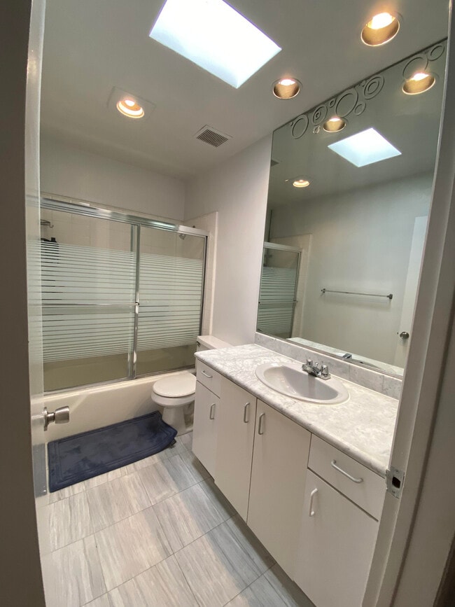 Building Photo - 1828 Camden Ave Unit 203 Rental