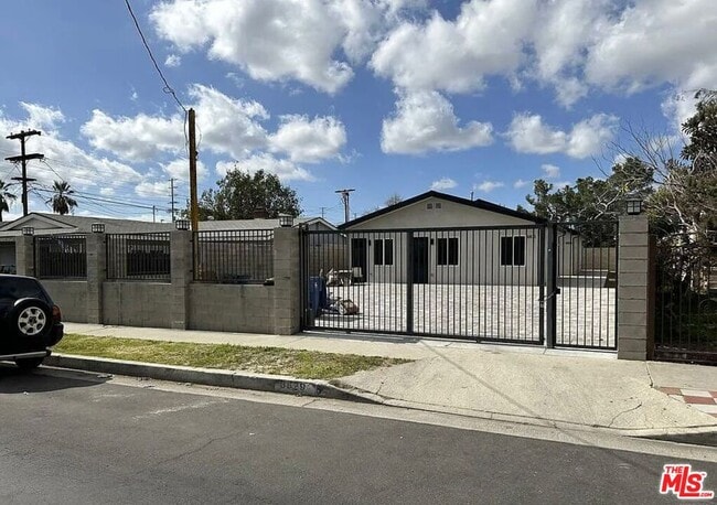 Building Photo - 6829 Bellaire Ave