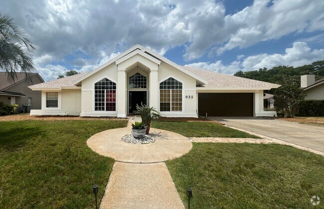 Building Photo - Beautiful 4 Bedroom 2 Bathroom Pool Home i...