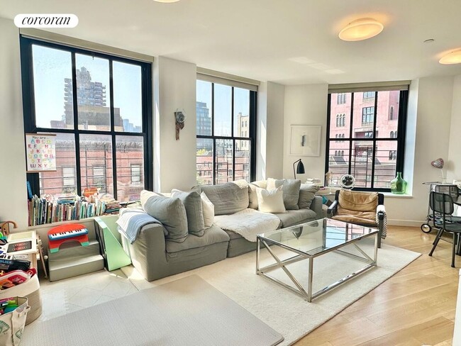 Building Photo - 341 W 11th St Rental