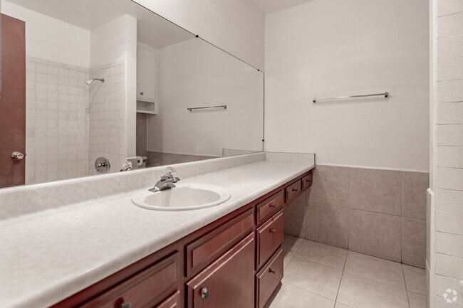 2BR, 2BA - 950SF - Bathroom