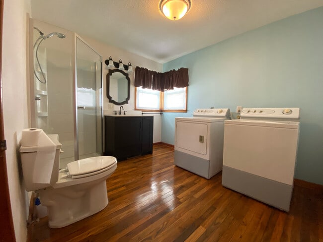 Photo - 900 4th Ave NE