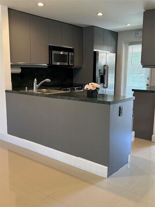 Photo - 2800 NE 14th Street Causeway Unidad 207