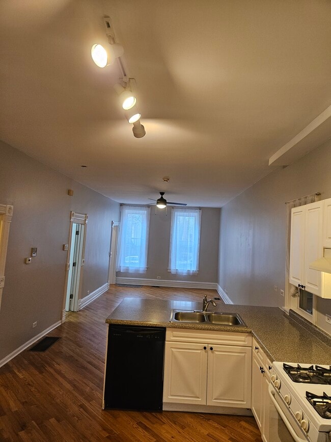 Sala de estar sin muebles - 3249 N Lakewood Ave Unidad 1