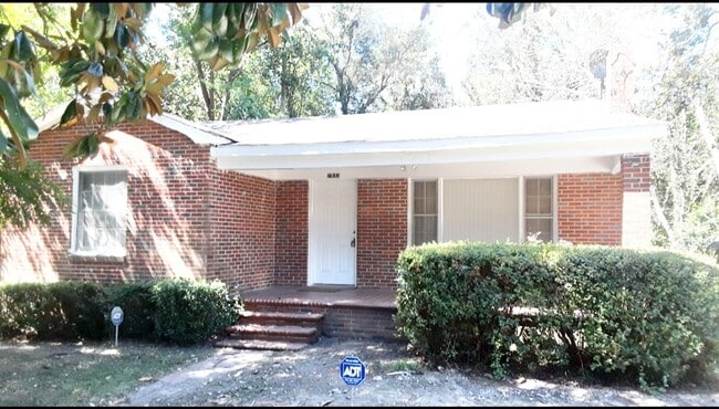 Freshly Updated Brick Ranch with Room to R... - Freshly Updated Brick Ranch with Room to R... Casa