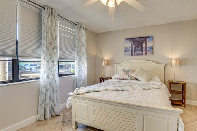 Photo - 7930 Sun Island Dr S Unit Step-free access  107