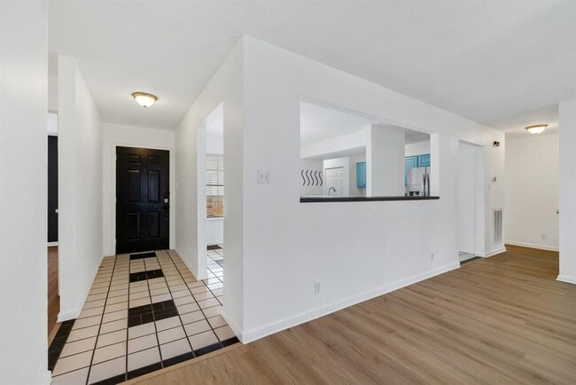 Photo - 805 Sabinas Ct