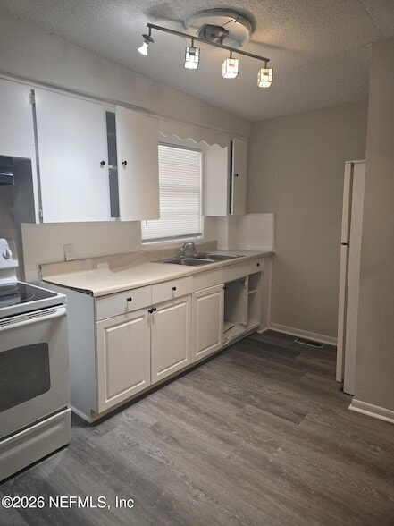 Photo - 1587 W 30th St