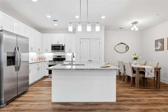 Photo - 2025 W Iris Dr SE