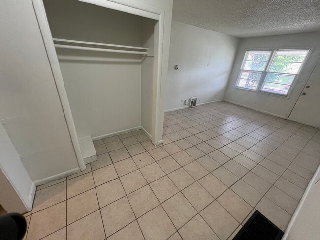 Building Photo - Spacious 2 bedroom townhome