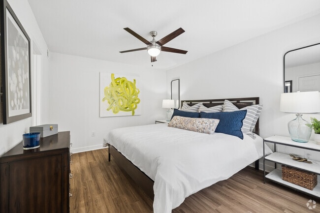 B2R 2BR, 2BA - 1,038SF - Bedroom