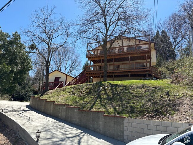 Building Photo - 3 bedroom, 1 & 1/4 baths on Arth Rental