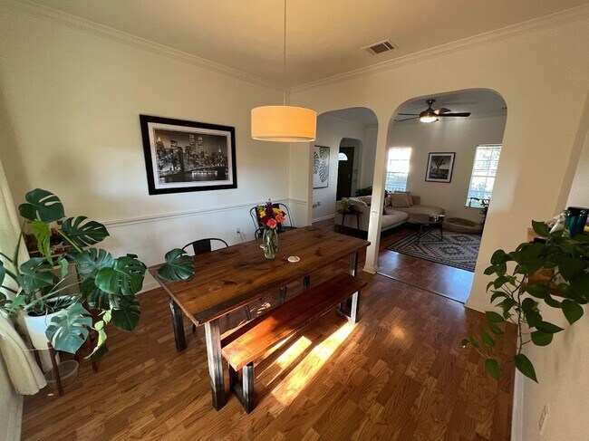 Dining - 1204 San Bernard St