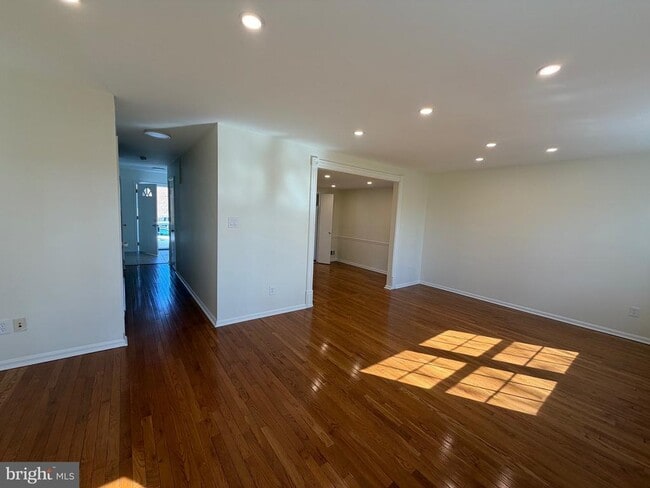 Photo - 2998 Covington St