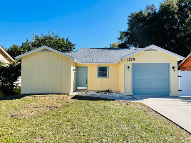 Fully Renovated 3bed/2bath Home in Sarasota!! - Fully Renovated 3bed/2bath Home in Sarasota!!