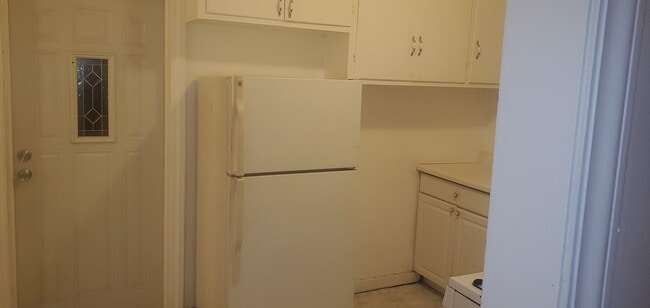 Kitchen - 6519 S Eberhart Ave Unit 1