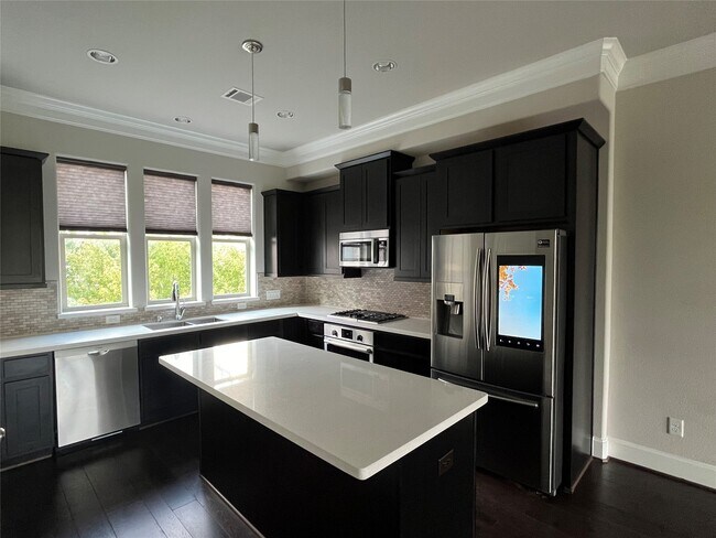 Building Photo - 616 Delano St