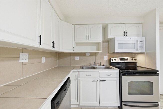 Photo - Renovated 1BR Condo | Community Clubhouse, Pool, Gym & Courts | $1,000 Unidad G08