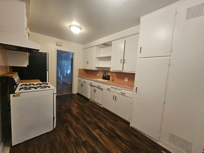 Photo - 1850 N La Brea Ave