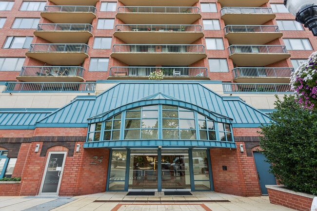 Building Photo - 25 Forest St Unit APT 7B