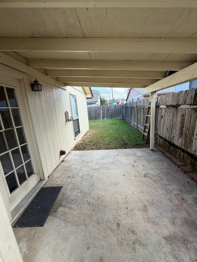 Photo - 3/2 with backyard (llarda)