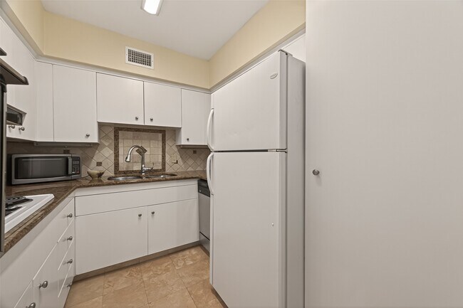 Photo - 2600 Bellefontaine Unit B 24
