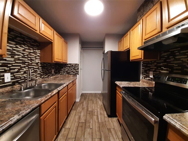 Building Photo - 9707 Richmond Ave. Unit 96