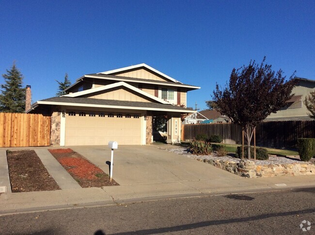 Building Photo - LARGE 5-bedroom 3 bath home in a great loc...