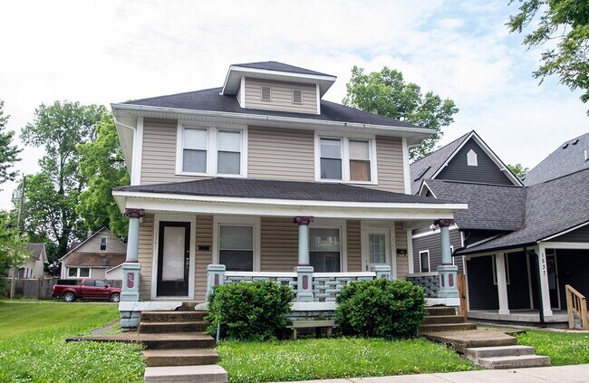 Building Photo - "Charming 3-Bed Duplex Retreat on E Ohio S...